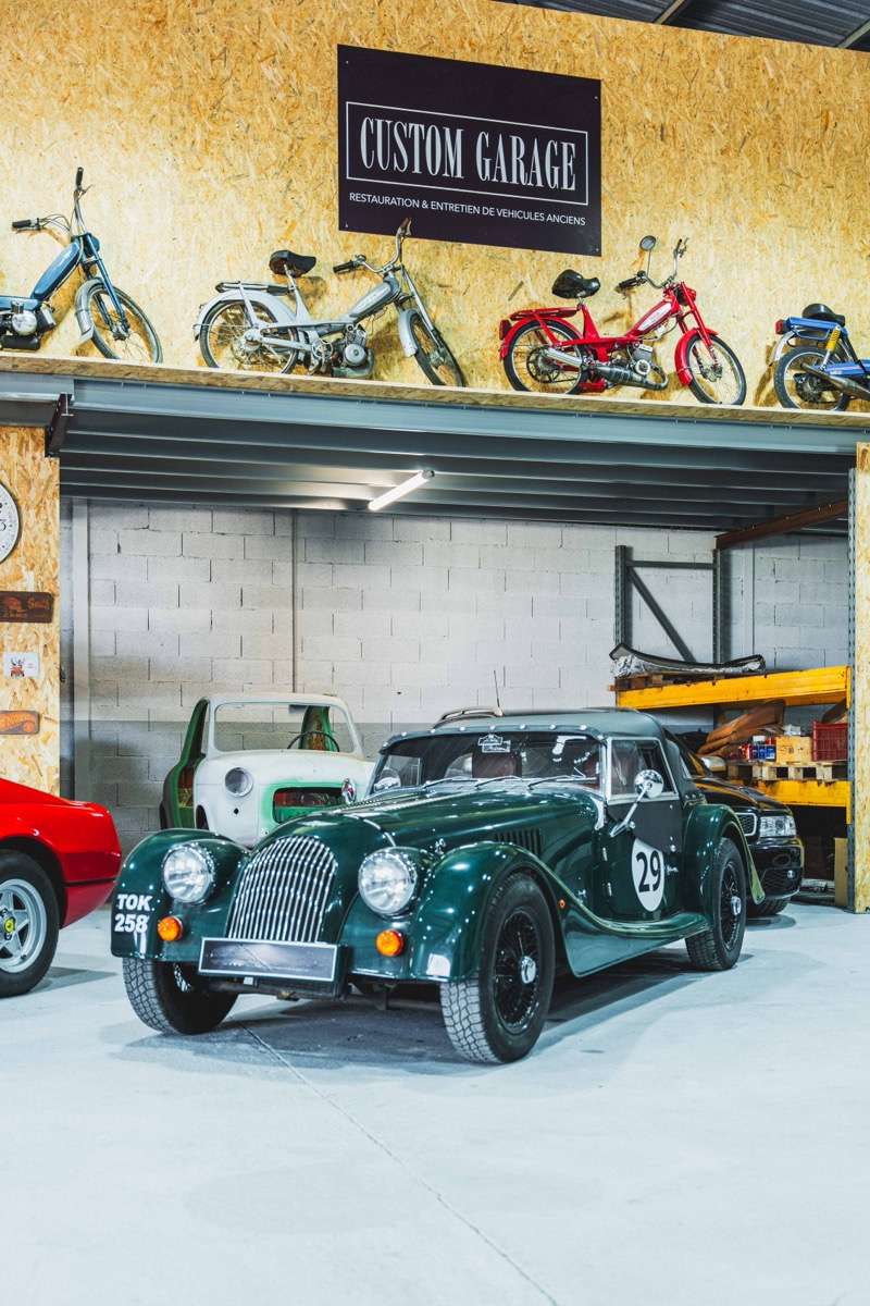 Atelier Custom Garage 84 avec Morgan et vehicules de collection