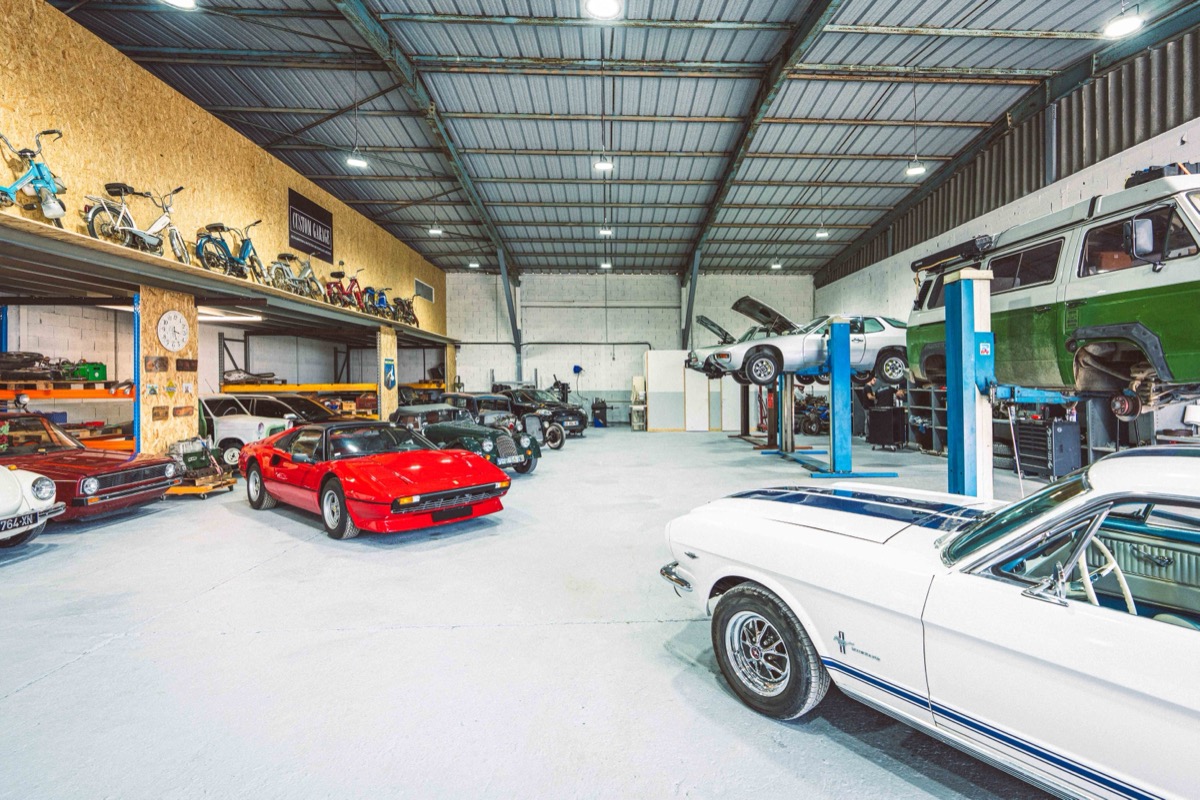 Atelier Custom Garage 84 avec Ferrari 308 et vehicules de collection