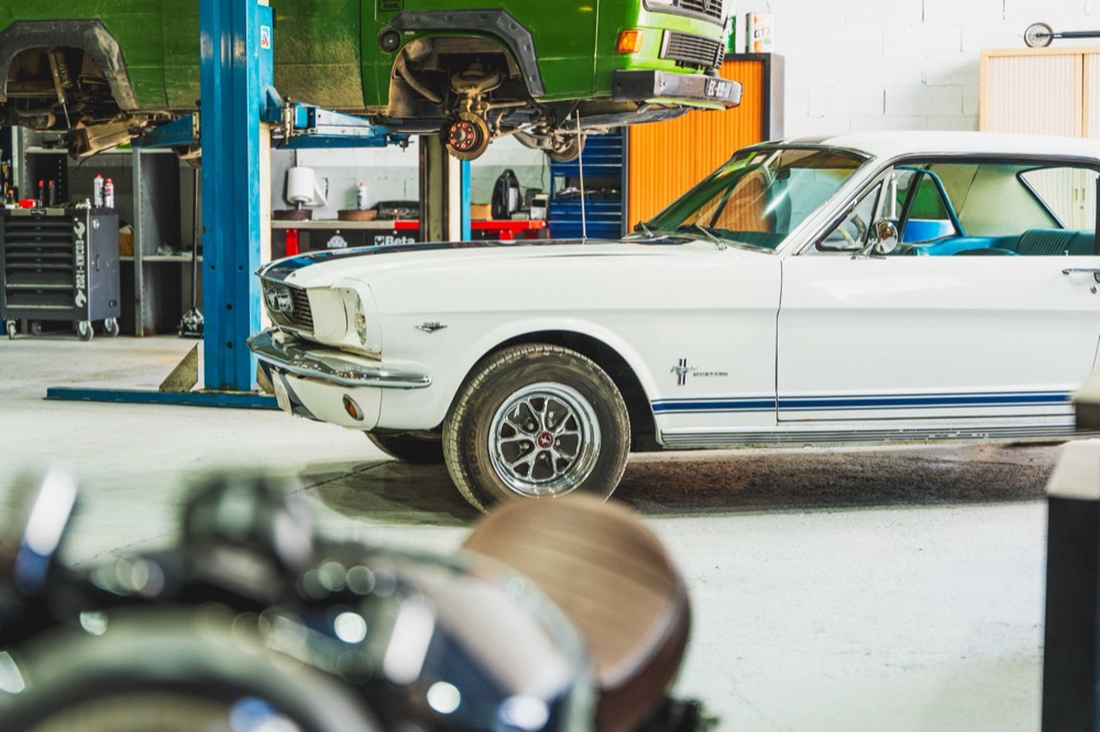 Ford Mustang blanche dans l'atelier