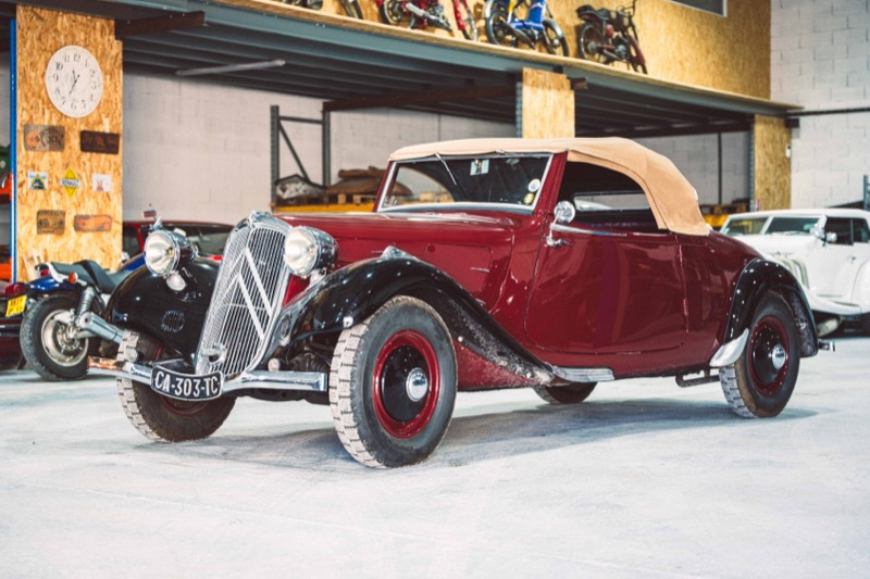 Citroen Traction Avant cabriolet dans l'atelier