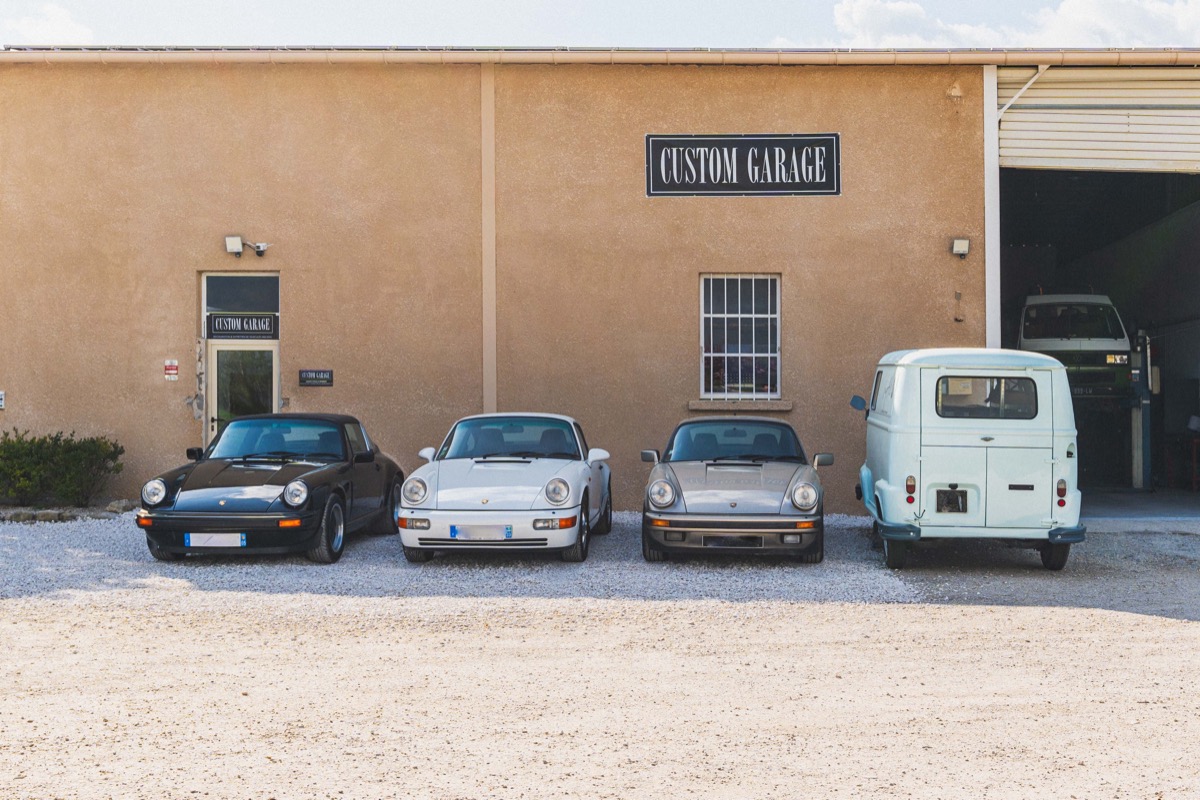 Porsche 911 devant l'atelier Custom Garage