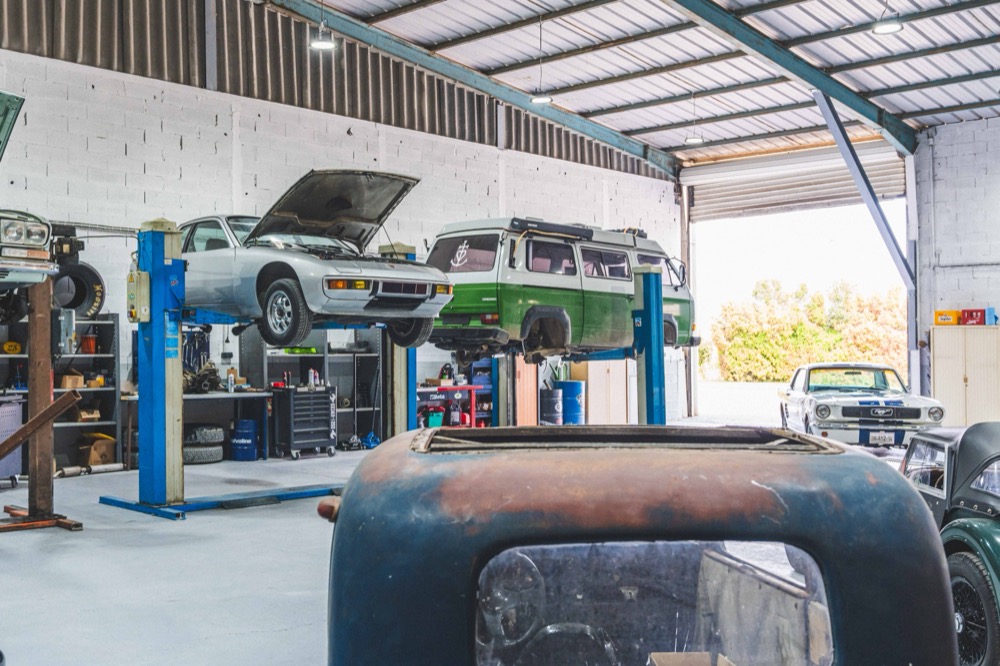 Atelier mecanique avec vehicules sur ponts