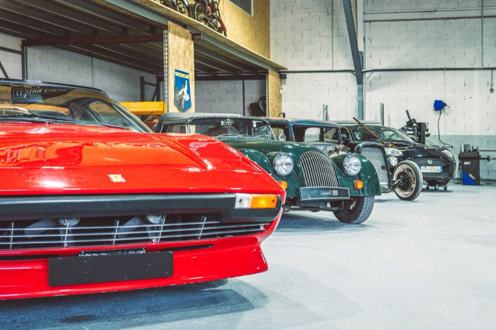 Ferrari 308 et Morgan dans l'atelier